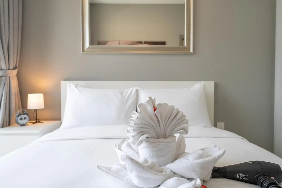 Stylish 1-Bedroom Apartment With Stunning Canal Views At Business Bay Dubai